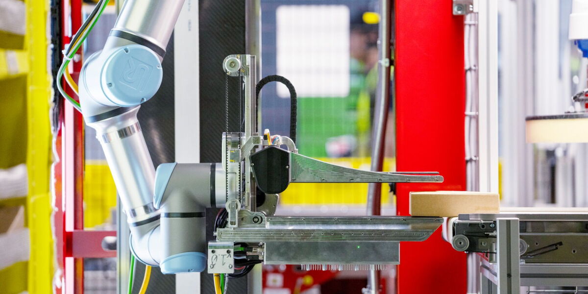 Amazon’s Vulcan robot handling inventory, from the official product announcement.